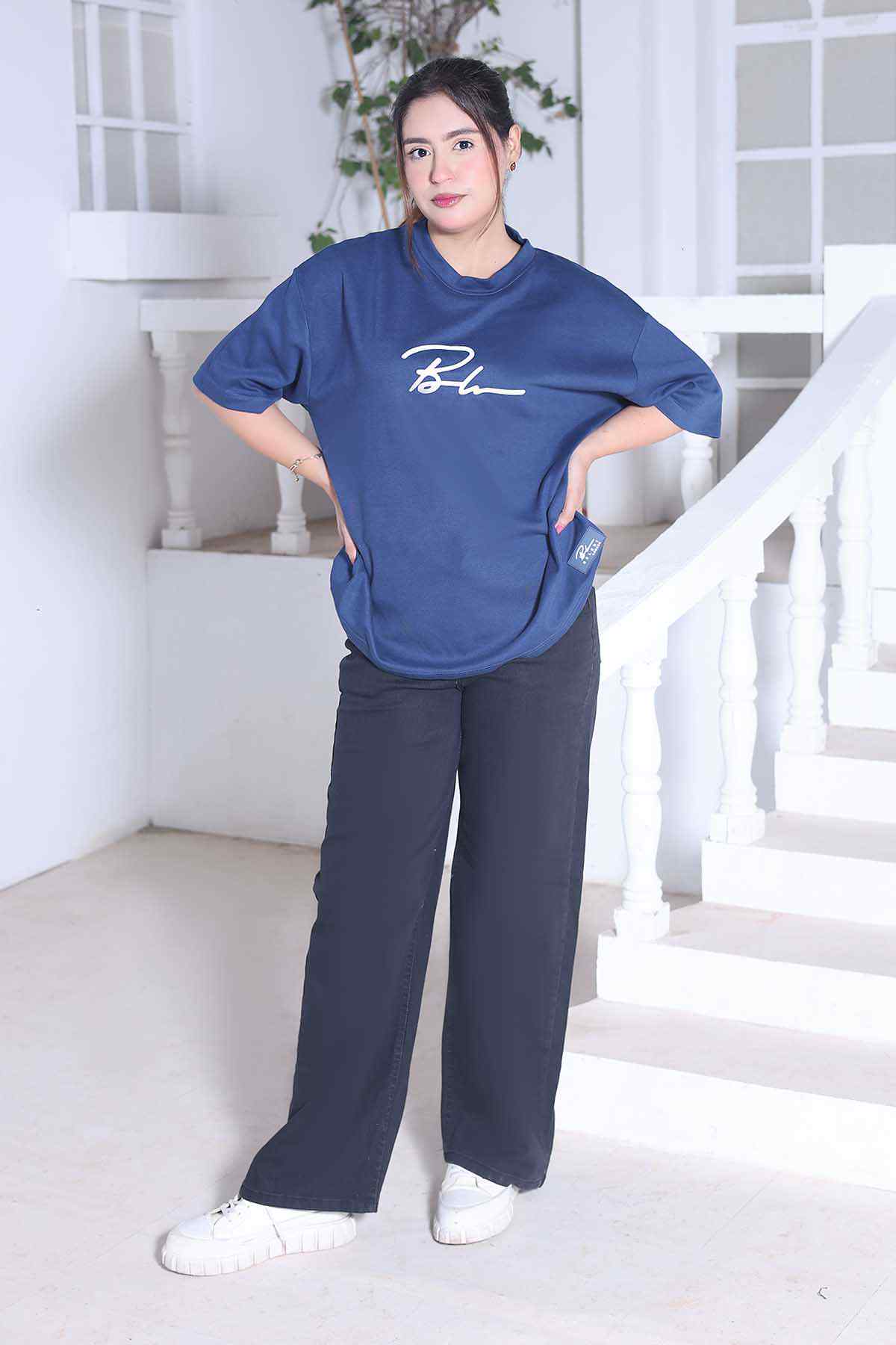 Beleri London blue T-shirt with logo and dark wide-leg pants, relaxed
